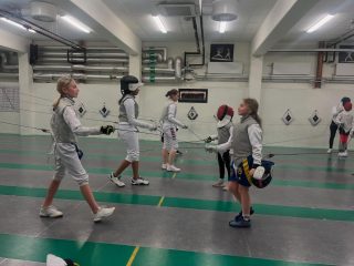 I fredags anordnade vi ett träningspass för alla våra tjejer på klubben💪 Det kom flera från alla olika åldrar där de äldre hjälpte till och lärde ut nya trix och knep till de yngre👊 Vi på Ängby tycker det är extremt viktigt att främja fäktning för alla och vi ser verkligen i fram emot nästa gång🐼
#ängbyärbäst